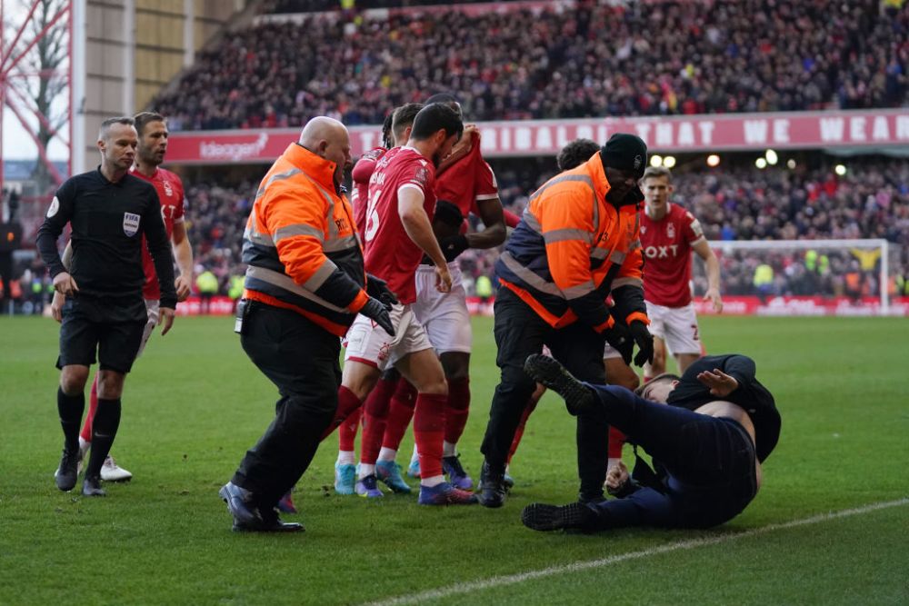 FOTO & VIDEO | Cazul ”Martinovic” și în FA Cup! Un fan a intrat pe teren și a lovit un jucător. Ce a urmat_11