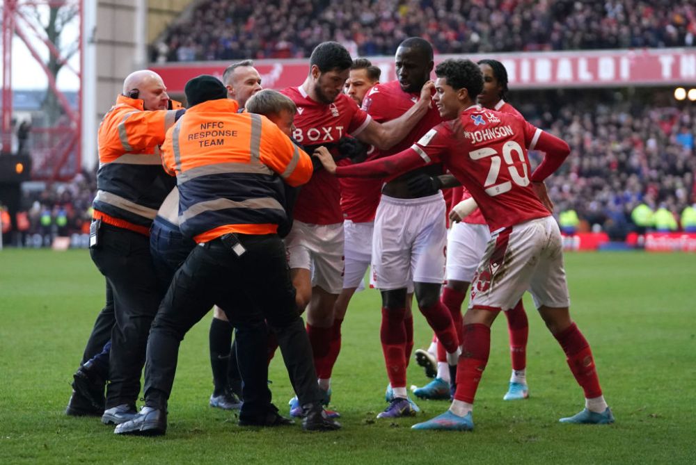 FOTO & VIDEO | Cazul ”Martinovic” și în FA Cup! Un fan a intrat pe teren și a lovit un jucător. Ce a urmat_13