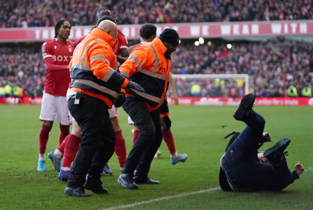 FOTO & VIDEO | Cazul ”Martinovic” și în FA Cup! Un fan a intrat pe teren și a lovit un jucător. Ce a urmat_14