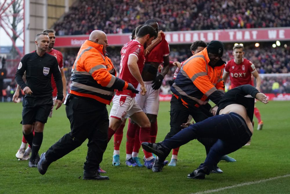 FOTO & VIDEO | Cazul ”Martinovic” și în FA Cup! Un fan a intrat pe teren și a lovit un jucător. Ce a urmat_15
