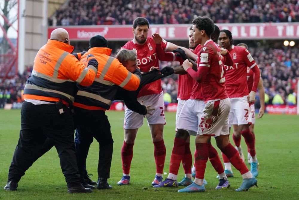 FOTO & VIDEO | Cazul ”Martinovic” și în FA Cup! Un fan a intrat pe teren și a lovit un jucător. Ce a urmat_8
