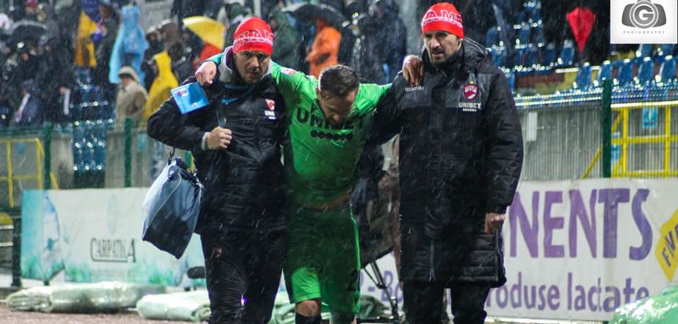 Sezon încheiat pentru Marius Tomozei! Dinamovistul a fost operat după accidentarea provocată de Edjouma_3