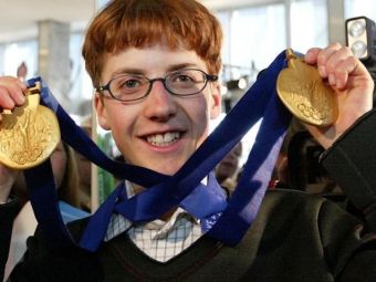 
	El este &bdquo;Harry Potter&rdquo; din ski jumping: elvețianul Simon Ammann are 4 medalii de aur în palmares și participă la a 7-a Olimpiadă&nbsp;
