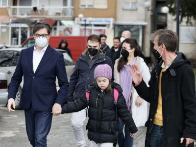 O fetiță a fost dusă de președintele țării la școală! De ce a recurs politicianul la acest gest 1