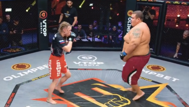 
	Fabulos! O luptătoare a învins în cușca de MMA un bărbat mai greu cu 180 de kilograme! Meciul a devenit viral pe internet
