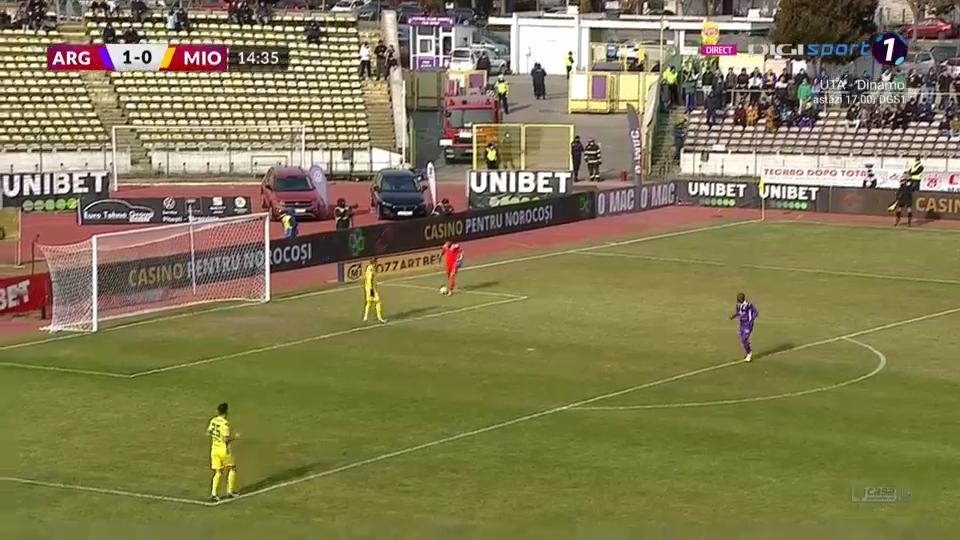 Fază cum rar se vede în fotbal, la FC Argeș - CS Mioveni! Portarul a degajat într-un coechipier și mingea a intrat în poartă_1