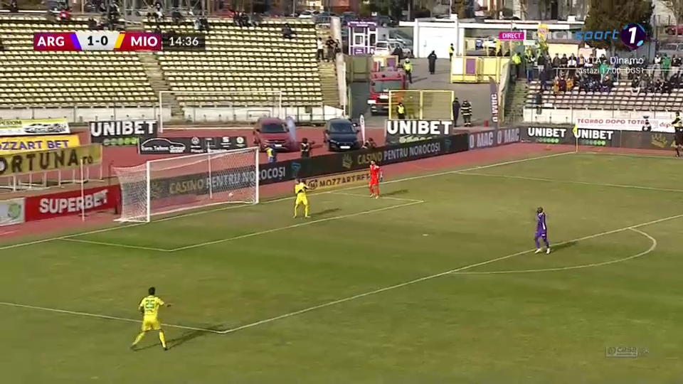 Fază cum rar se vede în fotbal, la FC Argeș - CS Mioveni! Portarul a degajat într-un coechipier și mingea a intrat în poartă_3