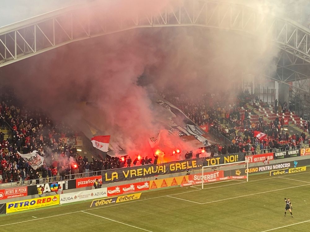Spectacol total în tribune la meciul UTA - Dinamo! Fanii nu au ratat ocazia să-și trimită „săgeți”. Ce mesaje au afișat_7