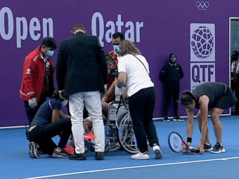 
	Accidentare șocantă pentru Jaqueline Cristian la Doha: a ieșit în scaun cu rotile de pe teren, deși o conducea la seturi pe Daria Kasatkina
