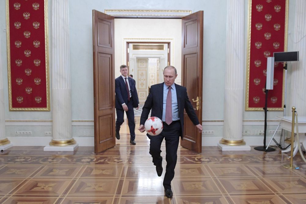 Cu ce echipă de fotbal ține Vladimir Putin. Un jucător din Ucraina face parte din lot_1