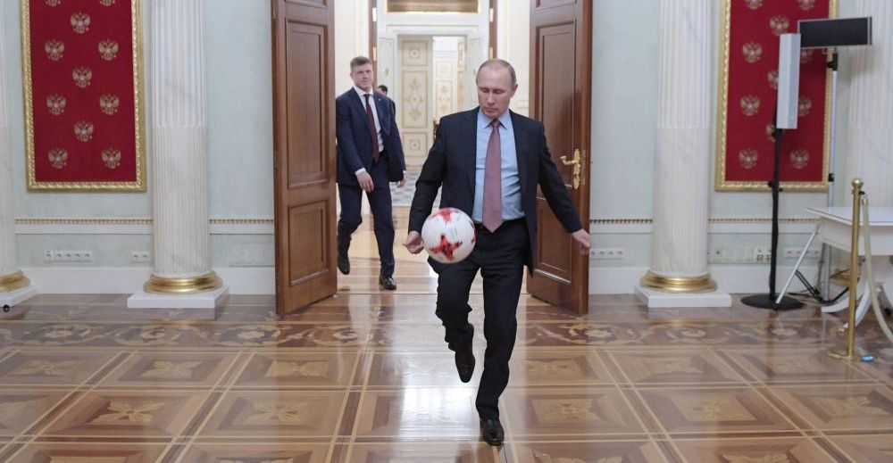 Cu ce echipă de fotbal ține Vladimir Putin. Un jucător din Ucraina face parte din lot_3