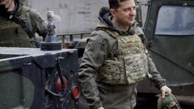 
	&bdquo;Am nevoie de arme, nu de taxi!&rdquo; Zelenski refuză ajutorul SUA de evacuare și își conduce eroic armata în lupta cu Rusia, de la Kiev
