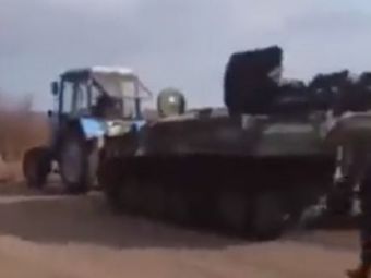 
	Dacă n-ar fi tragic, ar fi cu adevărat amuzant! Un tanc rusesc, furat, cu tractorul, de un fermier ucrainean
