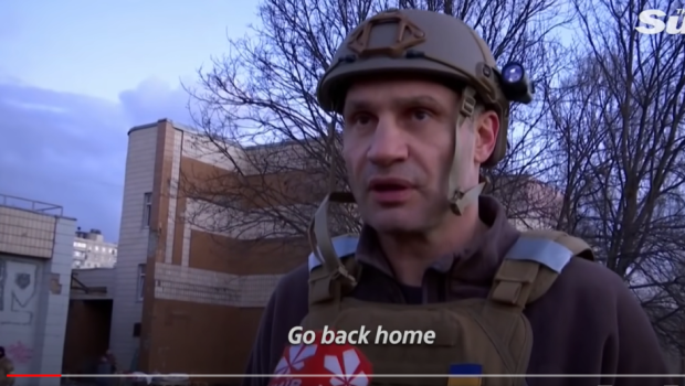 Vitali Klitschko, în uniformă militară în mijlocul bombardamentelor: &rdquo;Plecați acasă, nu aveți nimic de găsit aici!&rdquo;