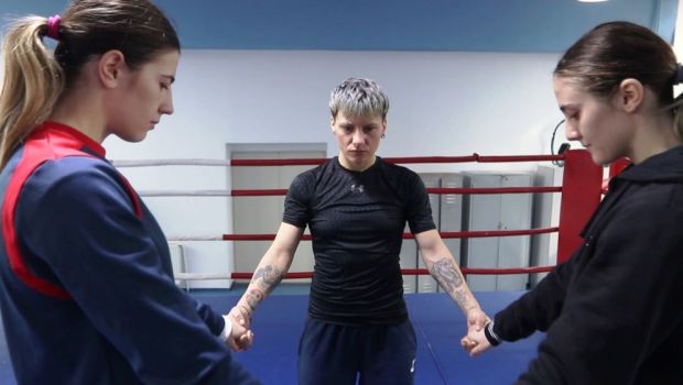 
	Înaintea fiecărui antrenament, lotul național de box feminin ține un moment de reculegere pentru victimele din Ucraina&nbsp;
