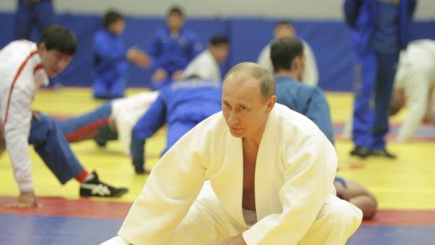 
	FIJ, forul condus de Marius Vizer, anunță excluderea lui Vladimir Putin din toate pozițiile deținute în judoul mondial
