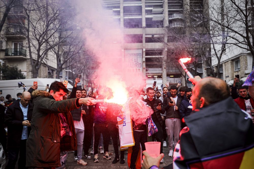 Real - PSG: spectacolul a început din afara stadionului. Suporterii celor două formații, show-uri incendiare pe străzile din Madrid_6