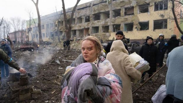 
	Imaginile terorii din Ucraina! Maternitatea din&nbsp;Mariupol a fost bombardată: gravide însângerate scoase pe targă
