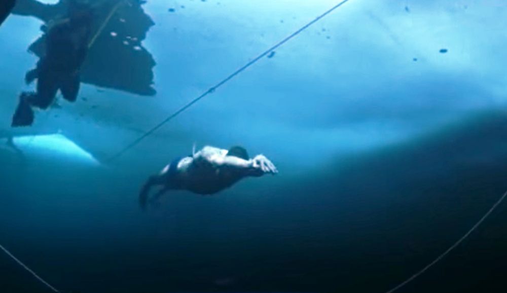 Un francez a stabilit un nou record mondial la înotat pe sub apă înghețată_2
