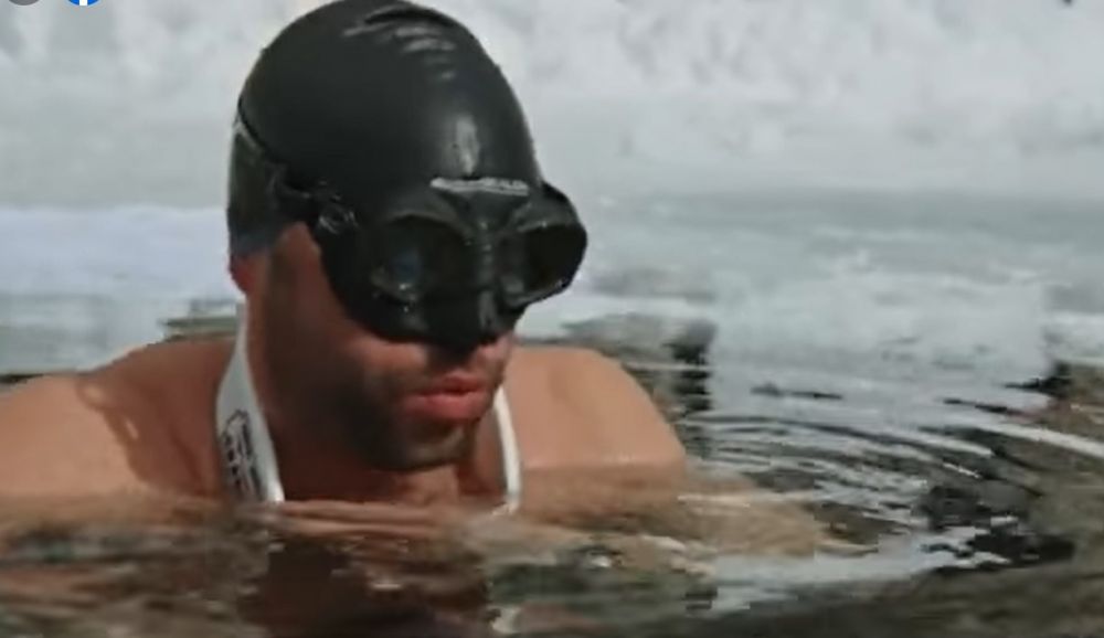 Un francez a stabilit un nou record mondial la înotat pe sub apă înghețată_3