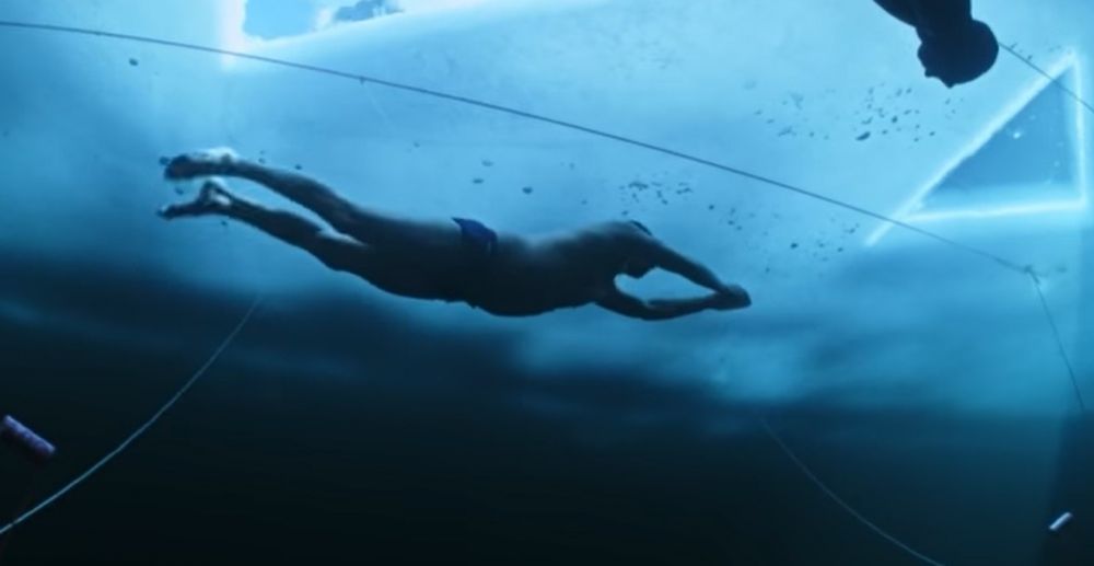 Un francez a stabilit un nou record mondial la înotat pe sub apă înghețată_4
