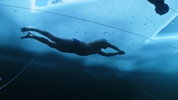 
	Un francez a stabilit un nou record mondial la înotat pe sub apă înghețată
