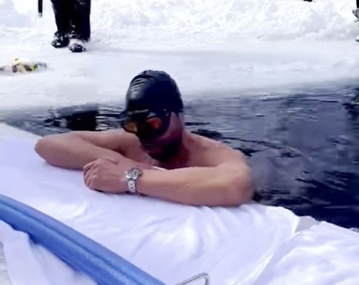 Un francez a stabilit un nou record mondial la înotat pe sub apă înghețată_6