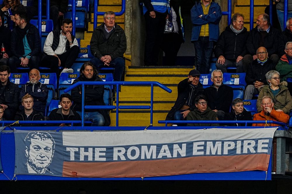 Fanii lui Chelsea, mesaj pentru Abramovich la meciul cu Newcastle! Banner-ul afișat după ce patronul rus a fost sancționat _3