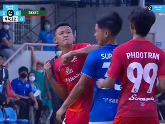 
	Un fotbalist care practică și box thailandez și-a desfigurat adversarul! Victima a avut nevoie de 24 de copci
