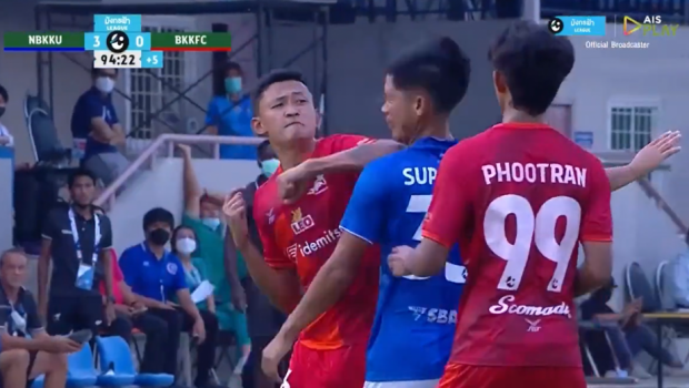 
	Un fotbalist care practică și box thailandez și-a desfigurat adversarul! Victima a avut nevoie de 24 de copci
