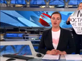 
	Scene incredibile în timpul unui jurnal rusesc de propagandă. O angajată a intrat în direct cu un mesaj antirăzboi: ce a pățit imediat
