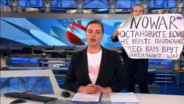 
	Scene incredibile în timpul unui jurnal rusesc de propagandă. O angajată a intrat în direct cu un mesaj antirăzboi: ce a pățit imediat
