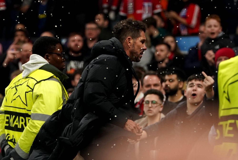 Diego Simeone nu a scăpat de furia fanilor lui Manchester United! Ce s-a întâmplat imediat după ultimul fluier_11
