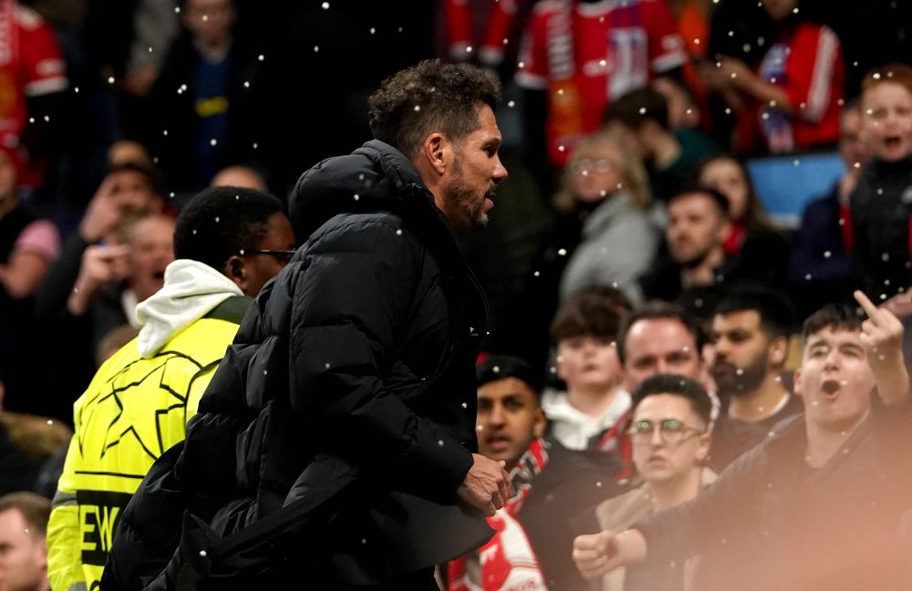 Diego Simeone nu a scăpat de furia fanilor lui Manchester United! Ce s-a întâmplat imediat după ultimul fluier_10
