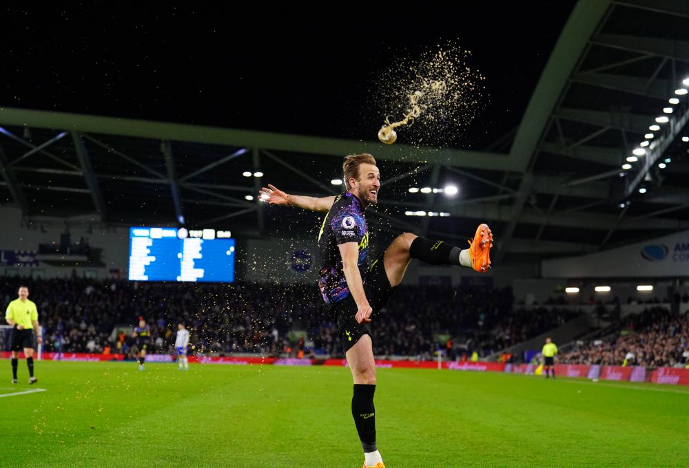 Așa se face, Ronaldo! :) Reacție genială a lui Kane după ce un fan de la Brigthon a aruncat cu o sticlă de suc în el _18