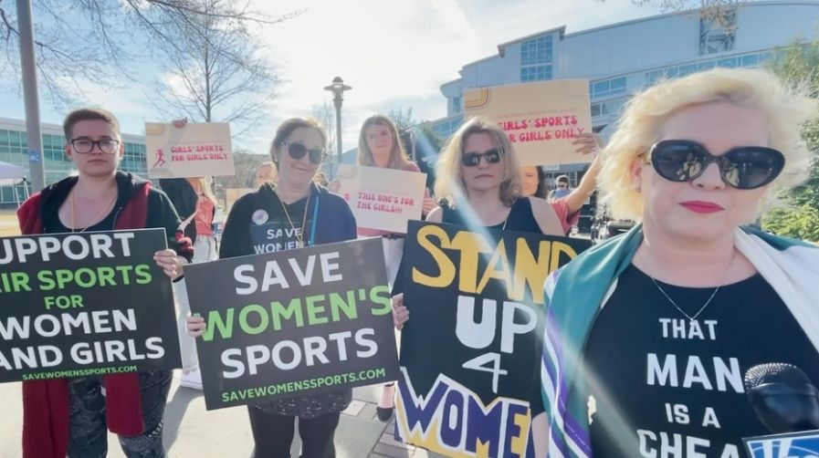 Proteste ale organizațiilor feministe, după victoria înotătoarei transgender la Campionatele Universitare din SUA_1