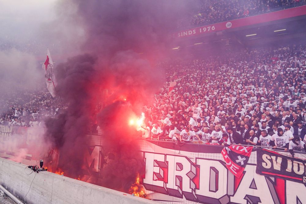 Imagini incredibile la Ajax - Feyenoord! Tribuna a luat foc înainte de startul meciului_1