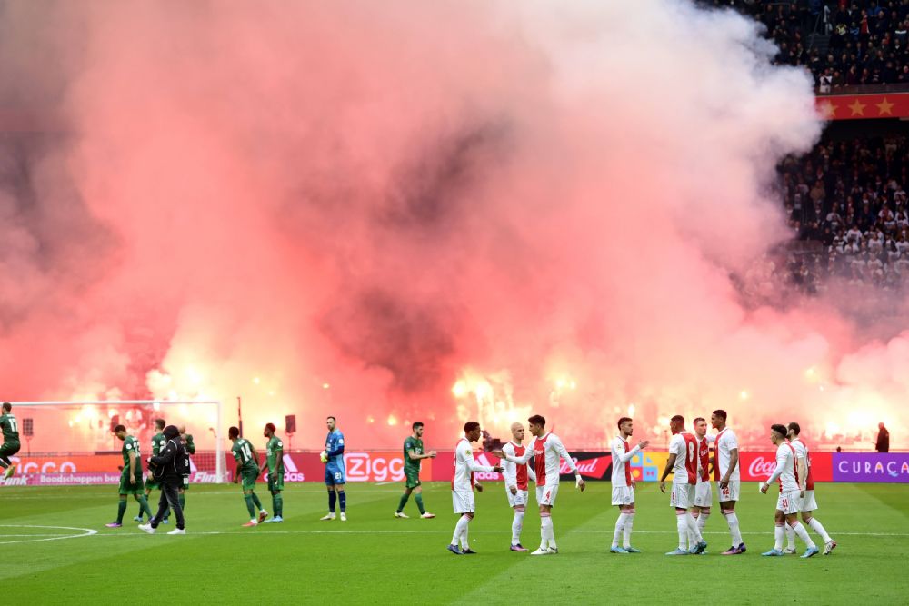 Imagini incredibile la Ajax - Feyenoord! Tribuna a luat foc înainte de startul meciului_2