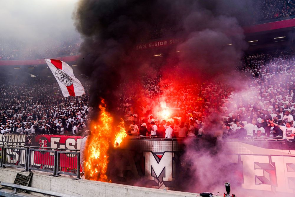 Imagini incredibile la Ajax - Feyenoord! Tribuna a luat foc înainte de startul meciului_3