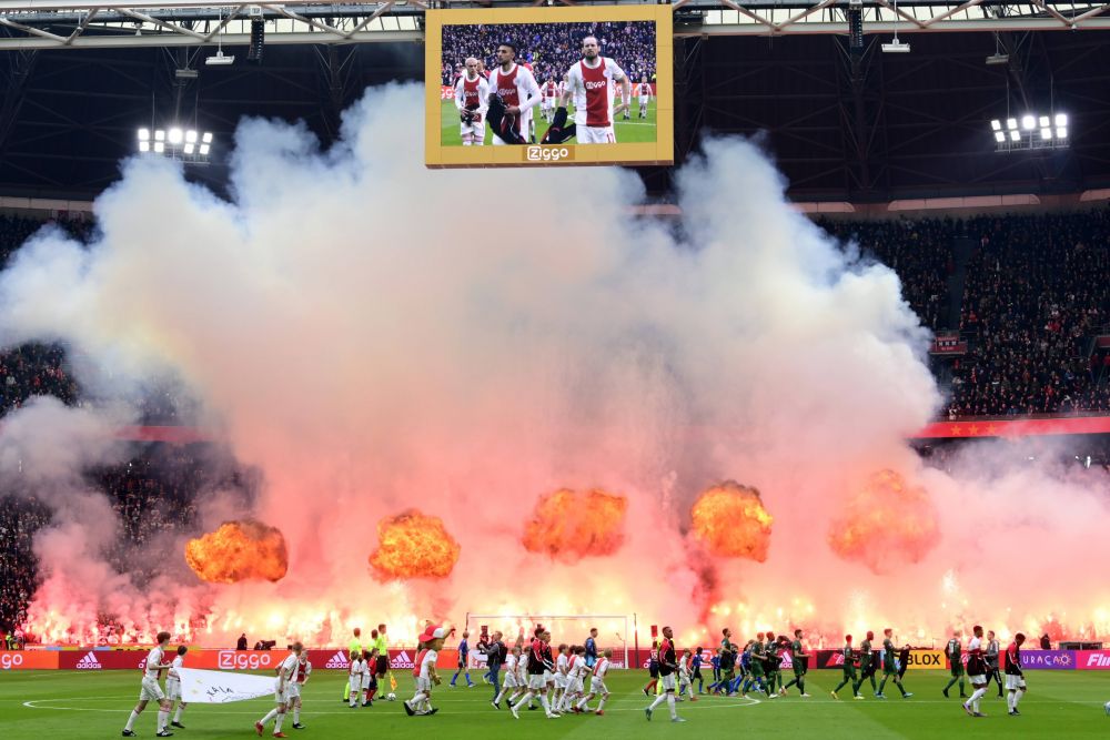 Imagini incredibile la Ajax - Feyenoord! Tribuna a luat foc înainte de startul meciului_4