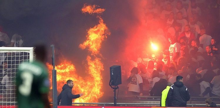 Imagini incredibile la Ajax - Feyenoord! Tribuna a luat foc înainte de startul meciului_5