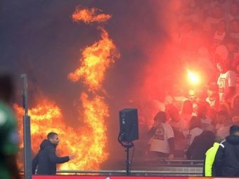 
	Imagini incredibile la Ajax - Feyenoord! Tribuna a luat foc înainte de startul meciului
