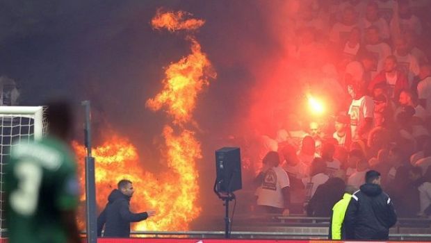 
	Imagini incredibile la Ajax - Feyenoord! Tribuna a luat foc înainte de startul meciului
