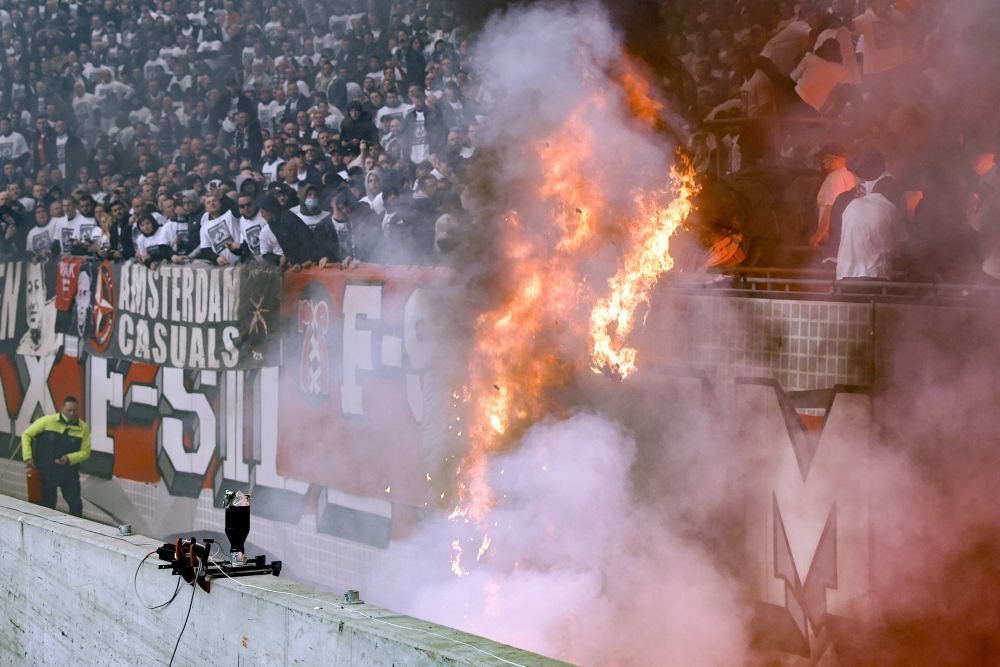 Imagini incredibile la Ajax - Feyenoord! Tribuna a luat foc înainte de startul meciului_6