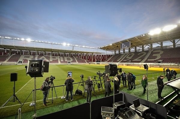 Ion Motroc, Goanță, Mircea Lucescu, Lupu, Iencsi și alți mari fotbaliști ai Rapidului, la inaugurarea noului stadion. Felicia Filip va intona Imnul Național_2