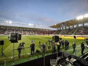 
	Ion Motroc, Goanță, Mircea Lucescu, Lupu, Iencsi și alți mari fotbaliști ai Rapidului, la inaugurarea noului stadion. Felicia Filip va intona Imnul Național
