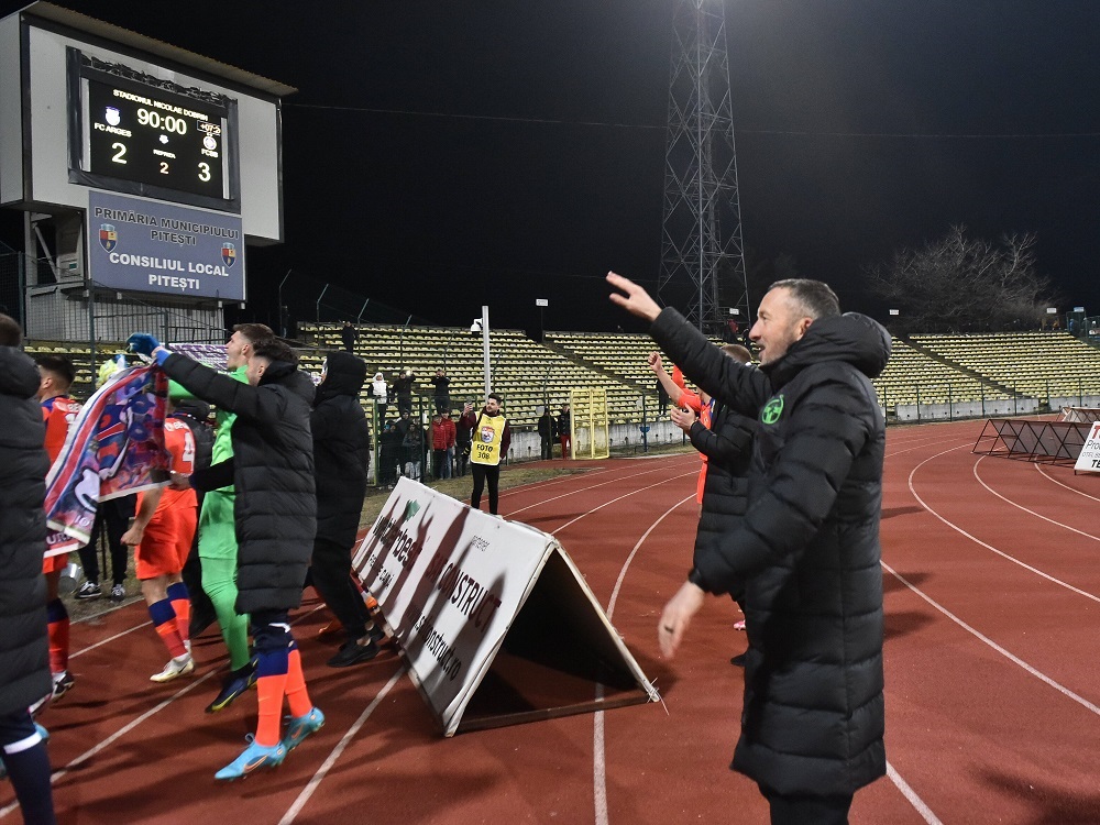 MM Stoica a explicat de ce a sărbătorit cu o găleată în cap după victoria cu emoții obținută în fața lui FC Argeș_4