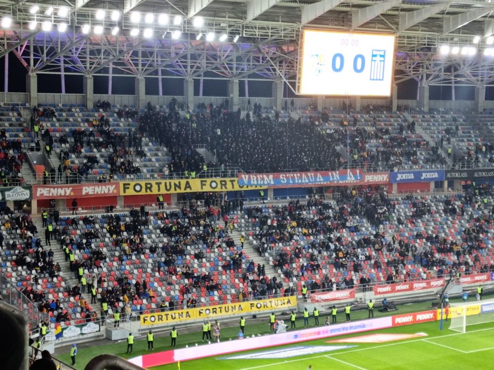 Fanii celor de la CSA Steaua au avut războiul lor. Pe cine au înjurat și bannerul afișat la România - Grecia _1