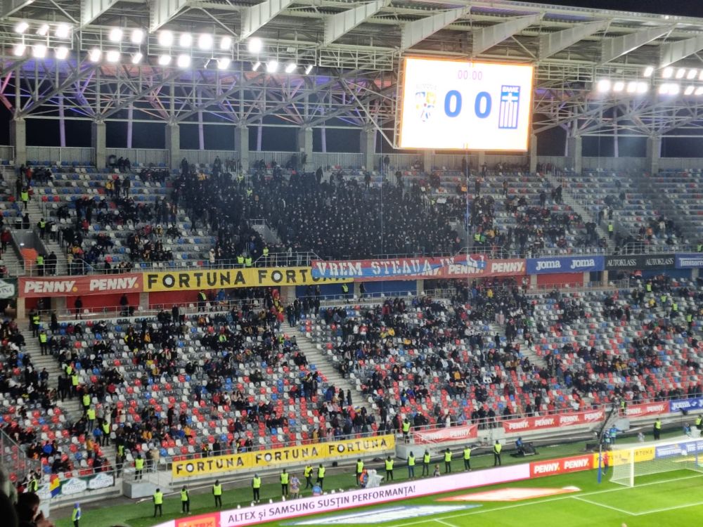 Fanii celor de la CSA Steaua au avut războiul lor. Pe cine au înjurat și bannerul afișat la România - Grecia _2