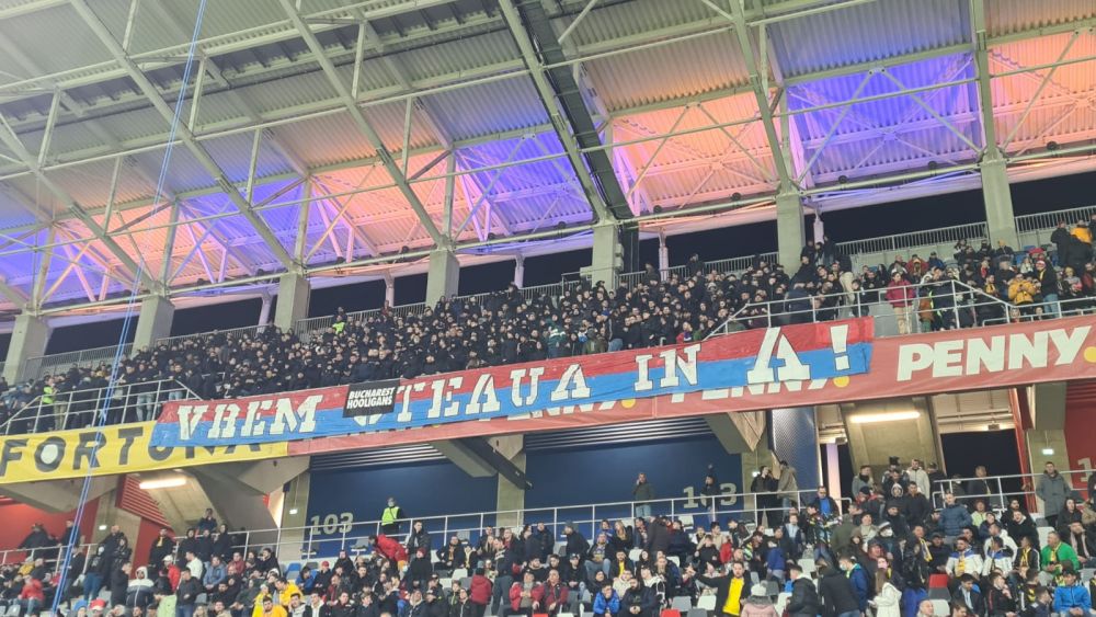 Fanii celor de la CSA Steaua au avut războiul lor. Pe cine au înjurat și bannerul afișat la România - Grecia _4